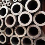 Barra de acero perforada